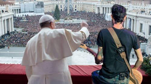 El Papa Francisco pide a los fieles que formen "un puto wall of death" "ESPERAD... ESPERAD... AÚN NO COJONES... ESTAOS QUIETOS...", EXIGÍA EL PONTÍFICE