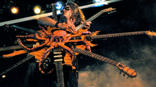 Michael Angelo Batio desarrolla una guitarra de ocho mástiles que ni él mismo puede tocar EL MODELO SE LLAMA 'MAB8 ROCKTOPUS' Y SÓLO SERÍA CAPAZ DE TOCARLO UN HOMBRE-PULPO MUTANTE AMBIDIESTRO